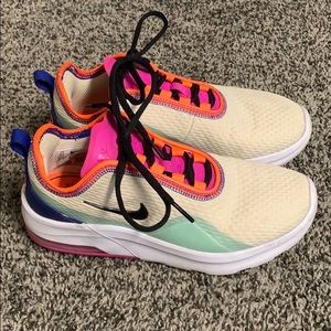 Nike air max’s motion 2